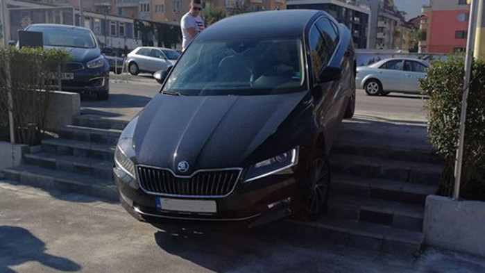 Кола се озова на стълбите в пешеходна зона в столичния