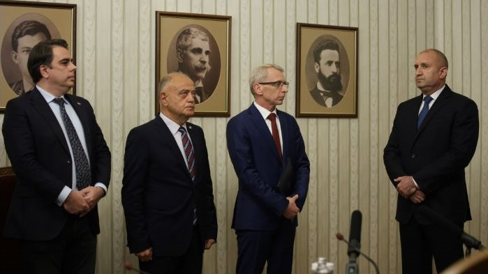 ПП-ДБ връща папката с изпълнен мандат на президента Румен Радев.