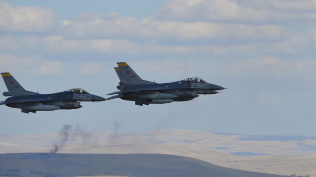   Изтребители на американските военновъздушни сили прихванаха малък самолет близо