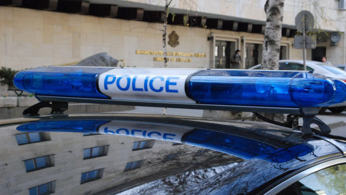 Двама тийнейджъри ограбиха възрастна жена в Перник. Кражбата е извършена в