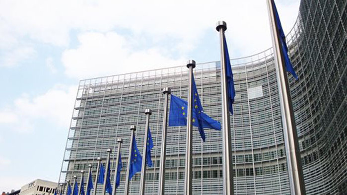 Европейската комисия очаква от социалните мрежи да разполагат с екипи,