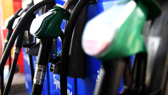 Цената на суровия петрол върви надолу и от там цената