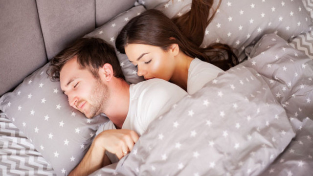 Стратегиите, които ще ни помогнат да спим по-добре, когато споделяме леглото си с някого