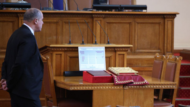 На извънредно заседание Народното събрание се гласува проектокабинета Денков Габриел след