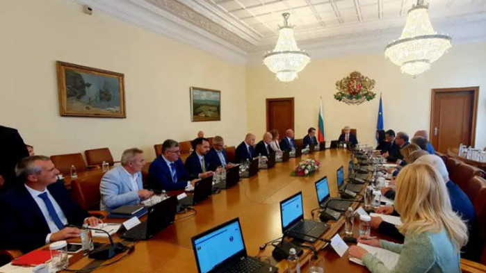 На първото заседание на новия кабинет Денков възложи проверка на големи харчове в министерствата