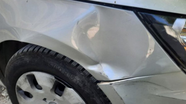 Жена остави колата си за 20 минути на платен паркинг във Варна и я завари ударена