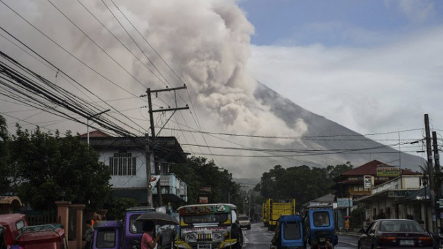 Филипините повишиха с една степен нивото на тревога в популярния вулкан