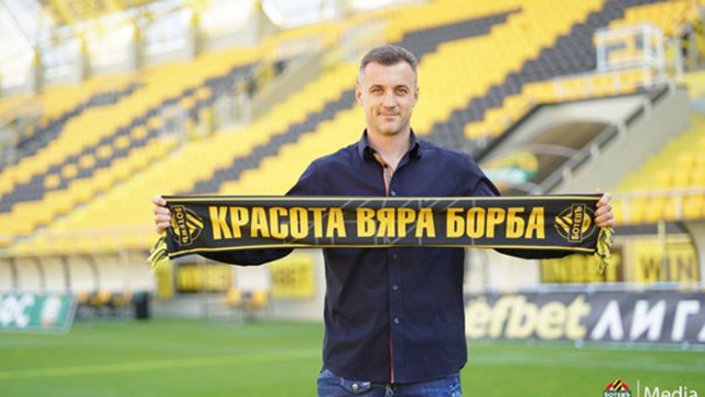 Станислав Генчев е новият старши треньор на Ботев пише в