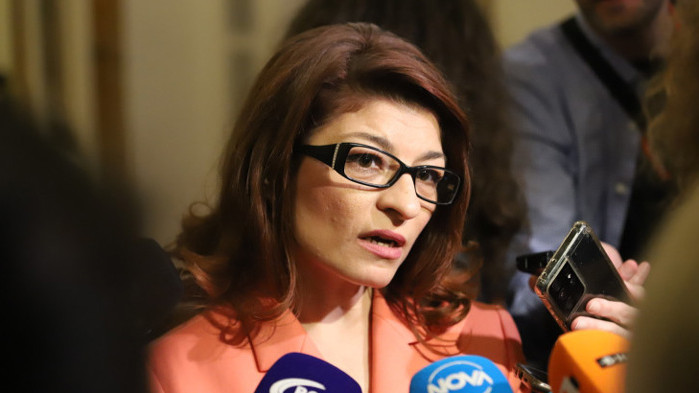 Десислава Атанасова против връщането на Спецов начело на НАП