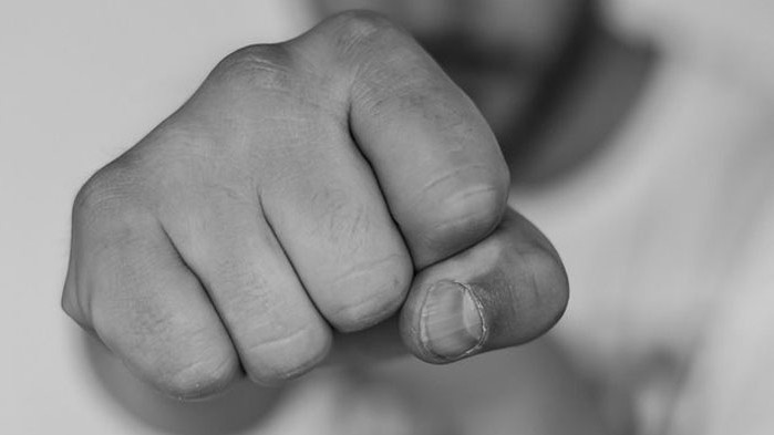 Задържаха мъж, пребил и ограбил съпругата си на центъра на Харманли