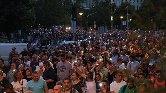 Десетки хиляди сърби протестираха срещу насилието