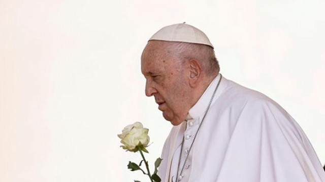 Папа Франциск прекара трета нощ в болницата, където се възстановява след операция