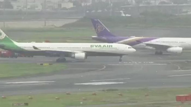 Два пътнически самолета се сблъскаха на писта в Япония което