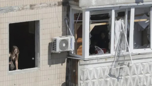 Близо 300 апартамента са ударени при атака с руски дрон