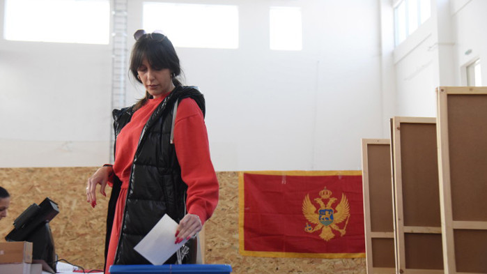 Черногорците се отправят към урните в неделя за предсрочни избори, съобщава