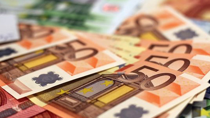 Курсът на еврото днес се задържа над прага от 1,07