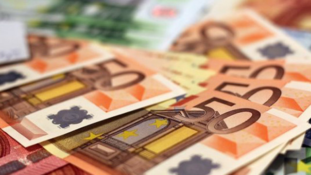 Курсът на еврото днес се задържа над прага от 1 07