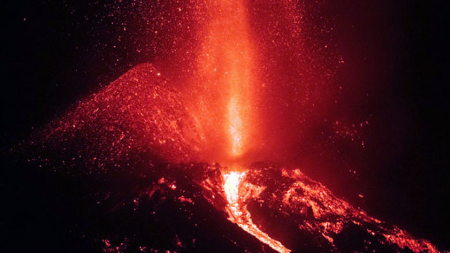 Най активният вулкан във Филипините изригна изхвърляйки лава и серен газ  Това