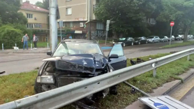 Кола катастрофира в мантинелата на бул. „Цариградско шосе”