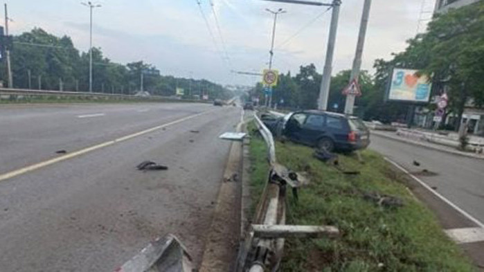 Кола отнесе мантинелата на бул. Цариградско шосе в столицата, стана