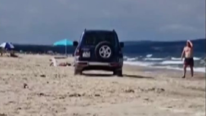 Шофьор подкара автомобила си на плажа в Шкорпиловци. На кадрите