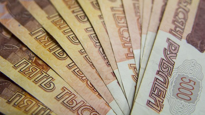Руската рубла падна днес до 14-месечно дъно спрямо долара под