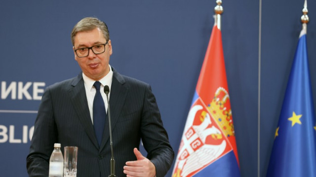 Сръбският президент Александър Вучич разговаря по телефона с американските сенатори Крис Мърфи Джийн