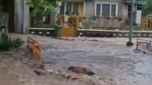 В Етрополе е обявено частично бедствено положение Има наводнени къщи