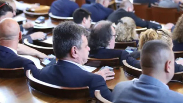Депутатите продължават с дебатите по удължаването на бюджета