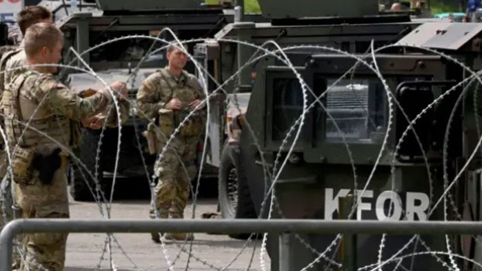 Това се случва в отговор на ареста на трима косовски