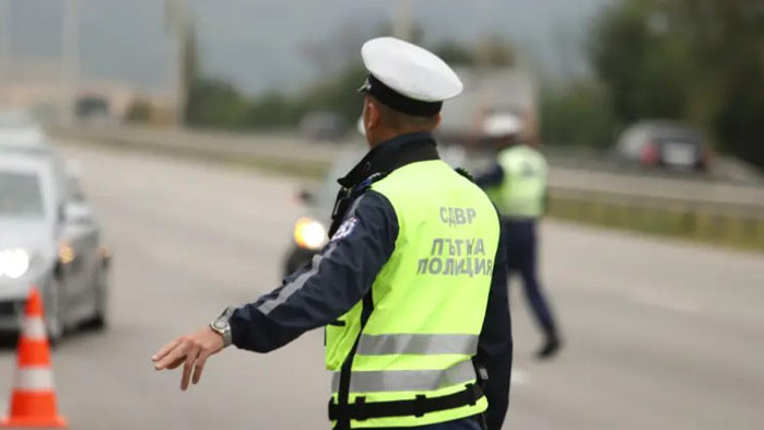 Непълнолетен подкара кола и блъсна възрастен мъж във Врачанско, съобщиха