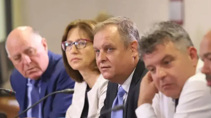 С подписания от президента указ завършва процедурата по освобождаване на