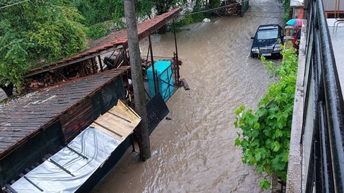 Остава частичното бедствено положение в Етрополе, където поройните дъждове предизвикаха