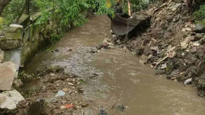 Река Войнишка е преляла през нощта. Залети са дворове на