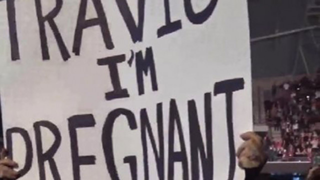 Кортни Кардашиян вдигна плакат с надпис: Бременна съм
