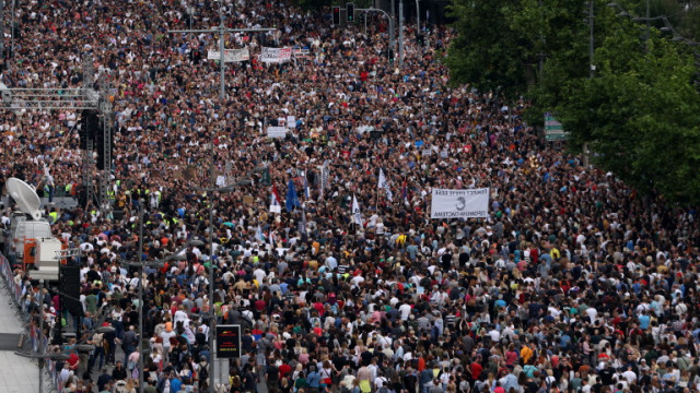Десетки хиляди протестиращи в събота участваха в поредни шествия в Белград