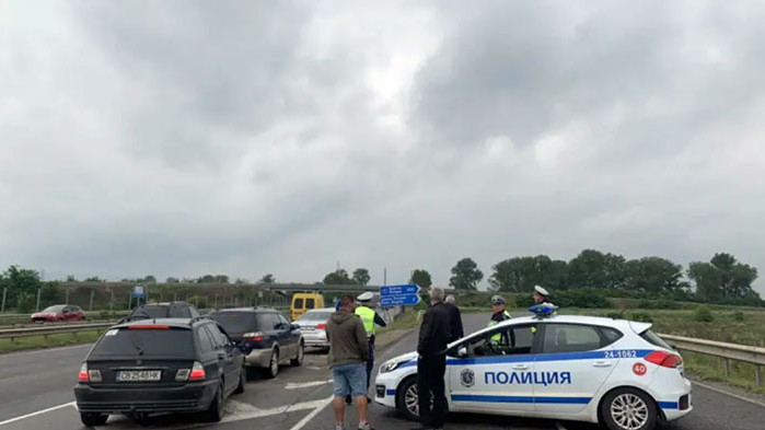 Образували са се дълги опашки от автомобили Обилните валежи и