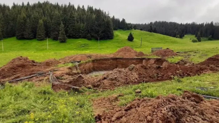 Под патронажа на Румен Радев: Бетон, арматура и багери на връх Рожен (СНИМКИ)