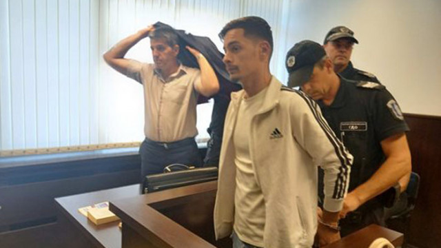 Под засилена охрана беше доведен в Пловдивския окръжен съд 20 годишният