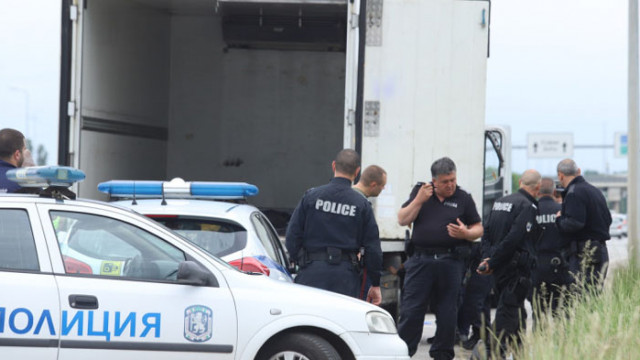 Полицията в Бургас задържа група от 72 мигранти и техният