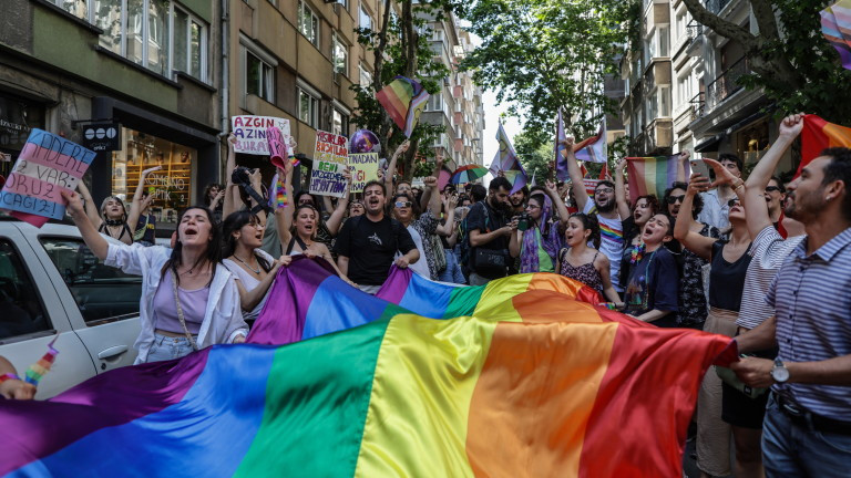 Няколкостотин демонстранти, развяващи знамена на дъгата, проведоха в неделя гей парада