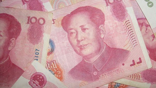 Китай се опитва да забави спада на юана