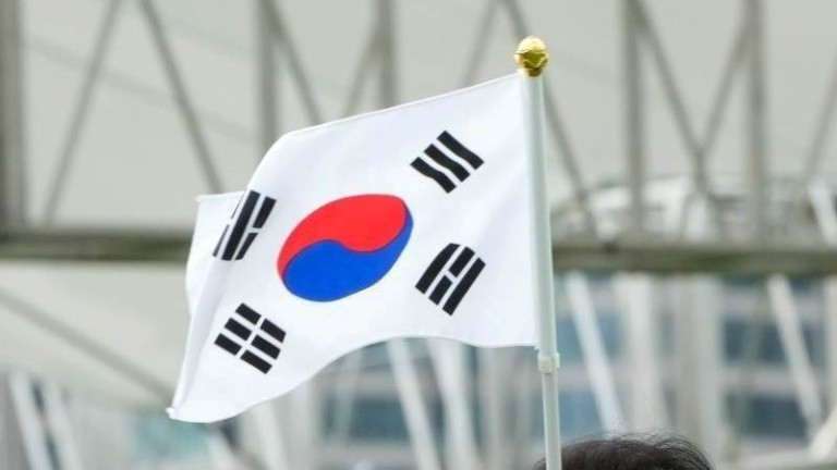 Външното министерство на Южна Корея обяви днес нови санкции срещу две лица