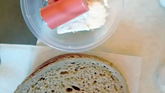 Закуска в болница: Филийка хляб с малко кренвирш и сирене
