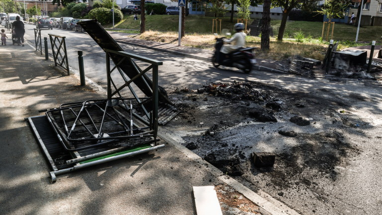 В района на Париж са разположени хиляди допълнителни служители на силите