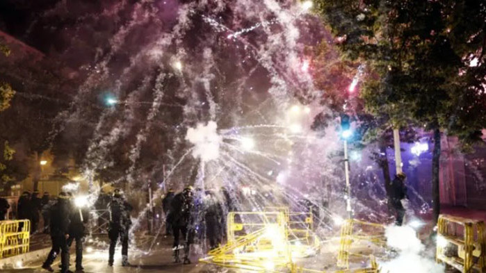 150 души бяха задържани Втора вечер на безредици в Париж.