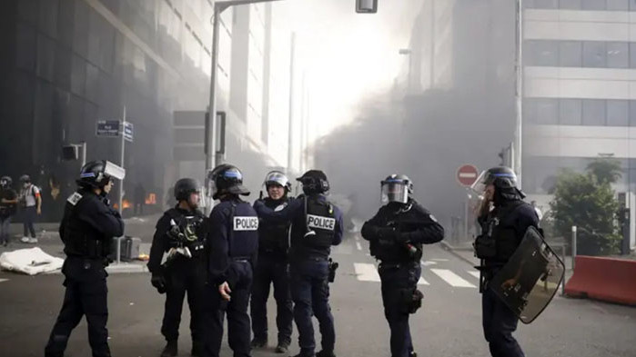 Бунтовете продължават, след като полицай застреля тийнейджър. Спряха градския транспорт в Париж