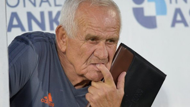 Известният футболен треньор Люпко Петрович 77 г е подкарал своя
