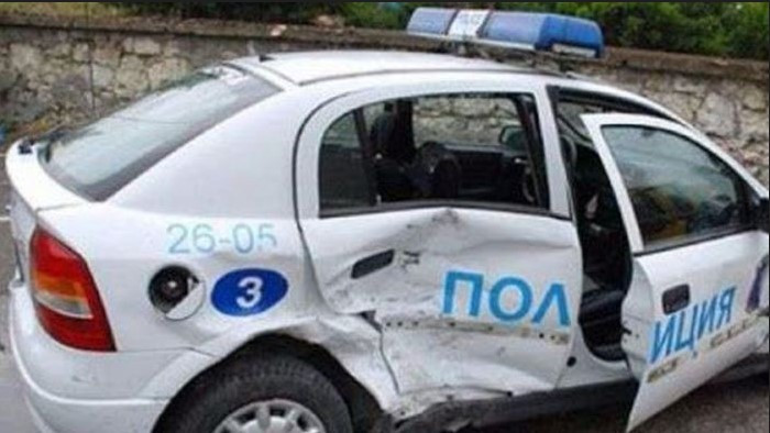 Подпийнала варненка блъснала патрулка и избягала от местопроизшествието