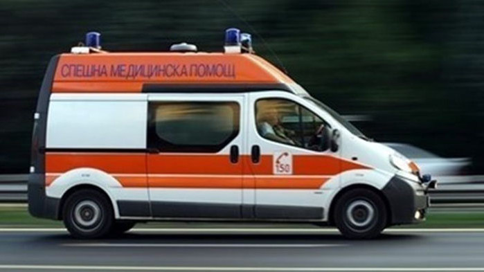 Един пътник е пострадал при катастрофа между два товарни автомобила